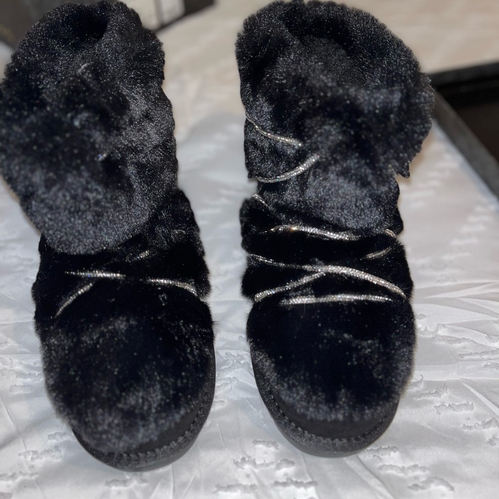 Black Faux Fur Boot w/rhinestone Shoe strings. Size 10